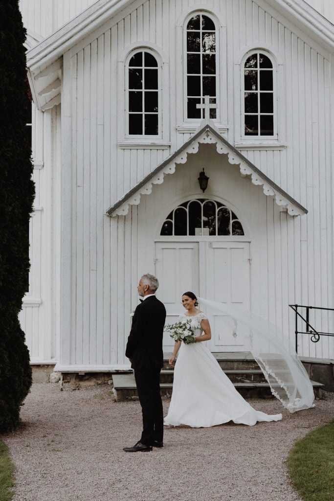 brud og far utenfor kirken