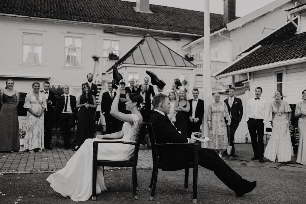 bryllupslek ute i skumringen