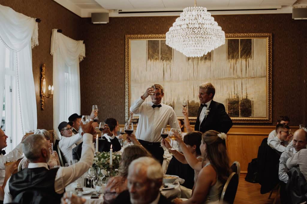 skål brudepar bryllup