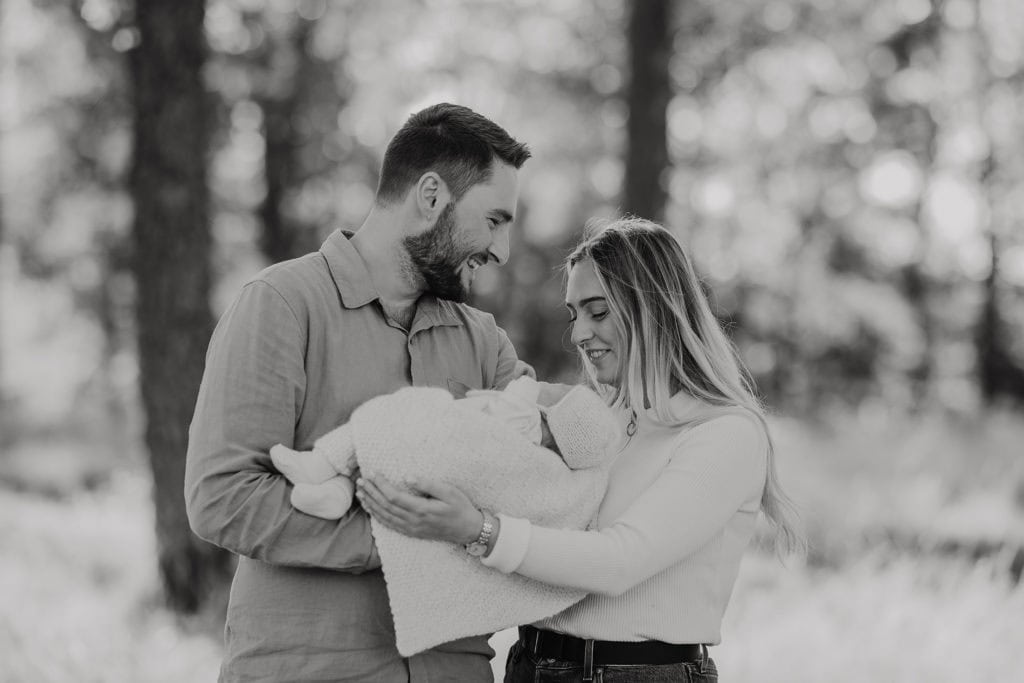 familiefoto med nyfødt